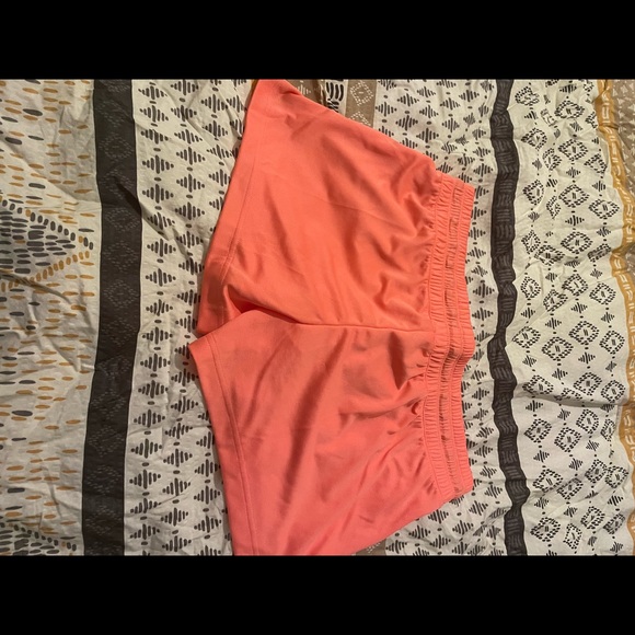 NWT coral Reebok Shorts size M - Picture 2 of 2